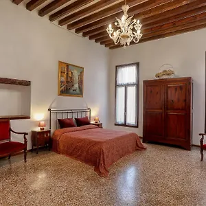 Flat With Canal View Near San Marco Appartement